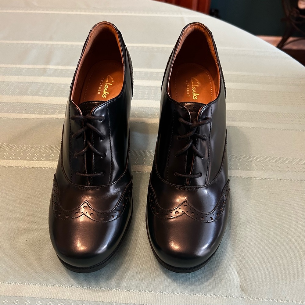 Clark’s EUC Women’s Size 9.5 Patent Leather Hamble Oak Derby Brogue Heeled Boots - Picture 9 of 9